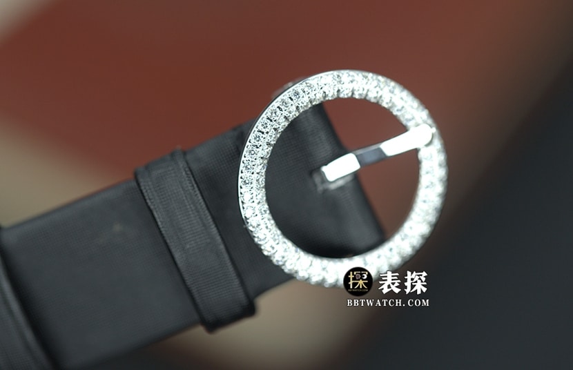 高级珠宝香奈儿1:1复刻手表黑盘山茶花图案缎面绢丝款H3096表扣实拍图