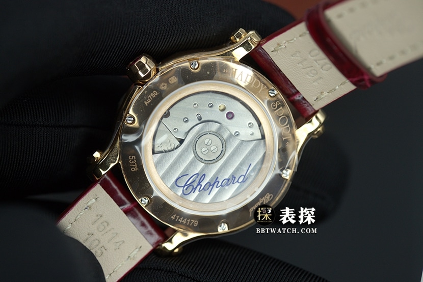 YF快乐钻萧邦1:1复刻手表红色珍珠母贝盘玫瑰金8颗灵动钻石皮带款275378-5005背面实拍图