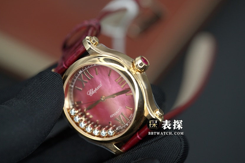 YF快乐钻萧邦1:1复刻手表红色珍珠母贝盘玫瑰金8颗灵动钻石皮带款275378-5005正面实拍图