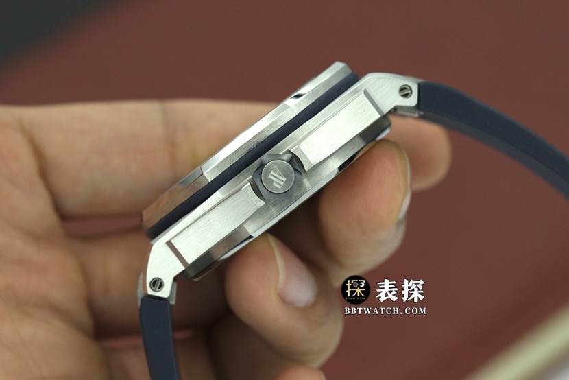 ZF爱彼男士皇家橡树离岸型顶级复刻手表海蓝盘橡胶款15720ST.OO.A027CA.01侧面实拍图