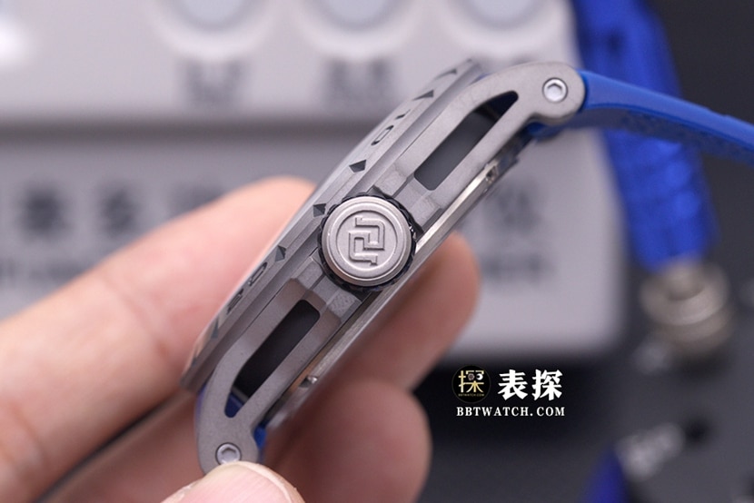 BBR王者罗杰杜彼1:1复刻手表镂空盘陀飞轮蓝色橡胶款RDDBEX0479侧面实拍图