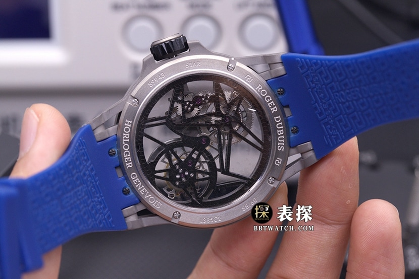 BBR王者罗杰杜彼1:1复刻手表镂空盘陀飞轮蓝色橡胶款RDDBEX0479背面实拍图