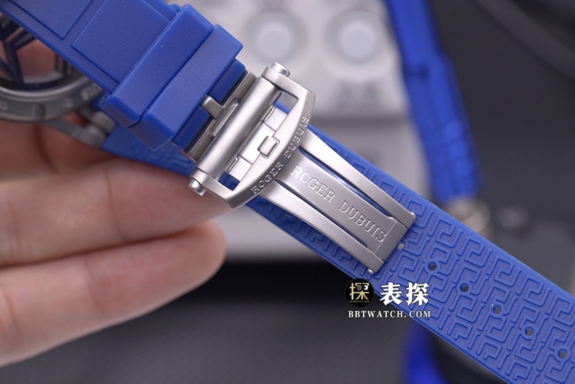 BBR王者罗杰杜彼1:1复刻手表镂空盘陀飞轮蓝色橡胶款RDDBEX0479表扣实拍图