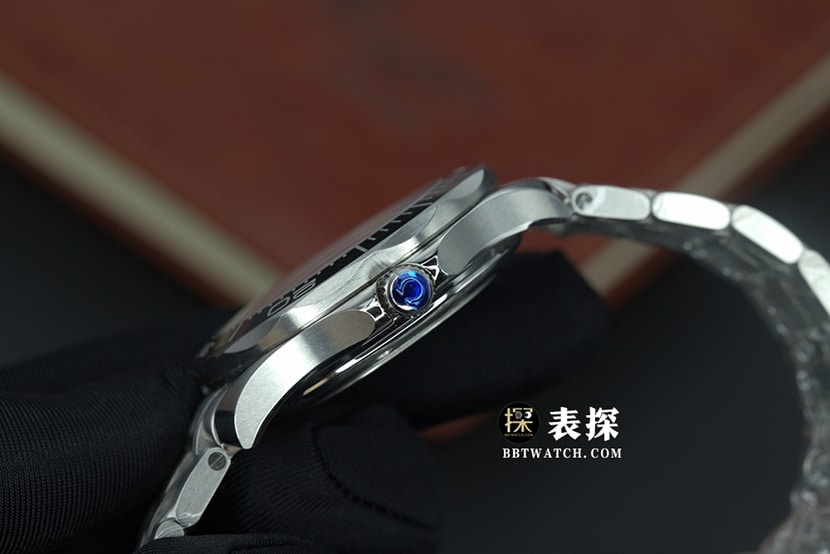 原单海马欧米茄1:1复刻手表黑盘钢带款212.30.41.20.01.003侧面实拍图