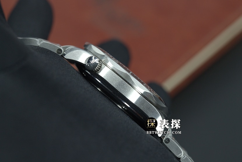 原单海马欧米茄1:1复刻手表黑盘钢带款212.30.41.20.01.003侧面实拍图