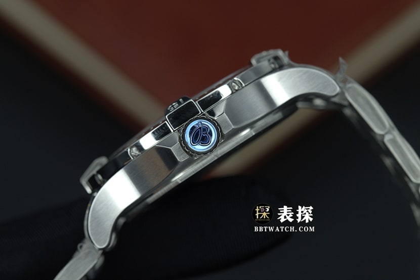 复仇者百年灵1:1复刻手表蓝盘钢带款A17318101C1A1侧面实拍图