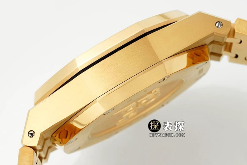 IPF离岸型爱彼1:1复刻手表蓝盘黄金钢带款26331BA.OO.1220BA.01侧面实拍图