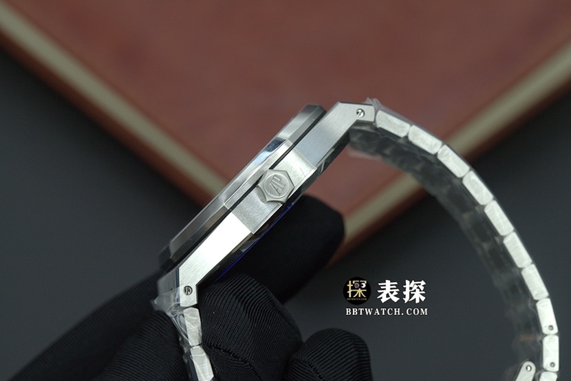 ZF皇家橡树爱彼1:1复刻手表蓝盘钢带款15500ST.OO.1220ST.01侧面实拍图