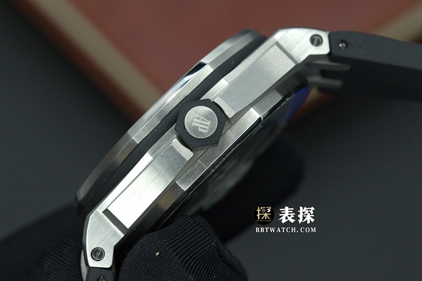 JF厂爱彼男士皇家橡树离岸型一比一超A高仿手表黑盘橡胶款15703ST.OO.A002CA.01侧面实拍图