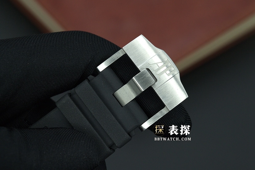 JF厂爱彼男士皇家橡树离岸型一比一超A高仿手表黑盘橡胶款15703ST.OO.A002CA.01表扣实拍图