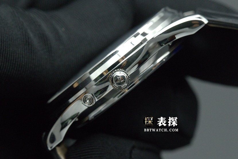 AZ厂大师积家1:1复刻手表银盘月相皮带款1368430侧面实拍图