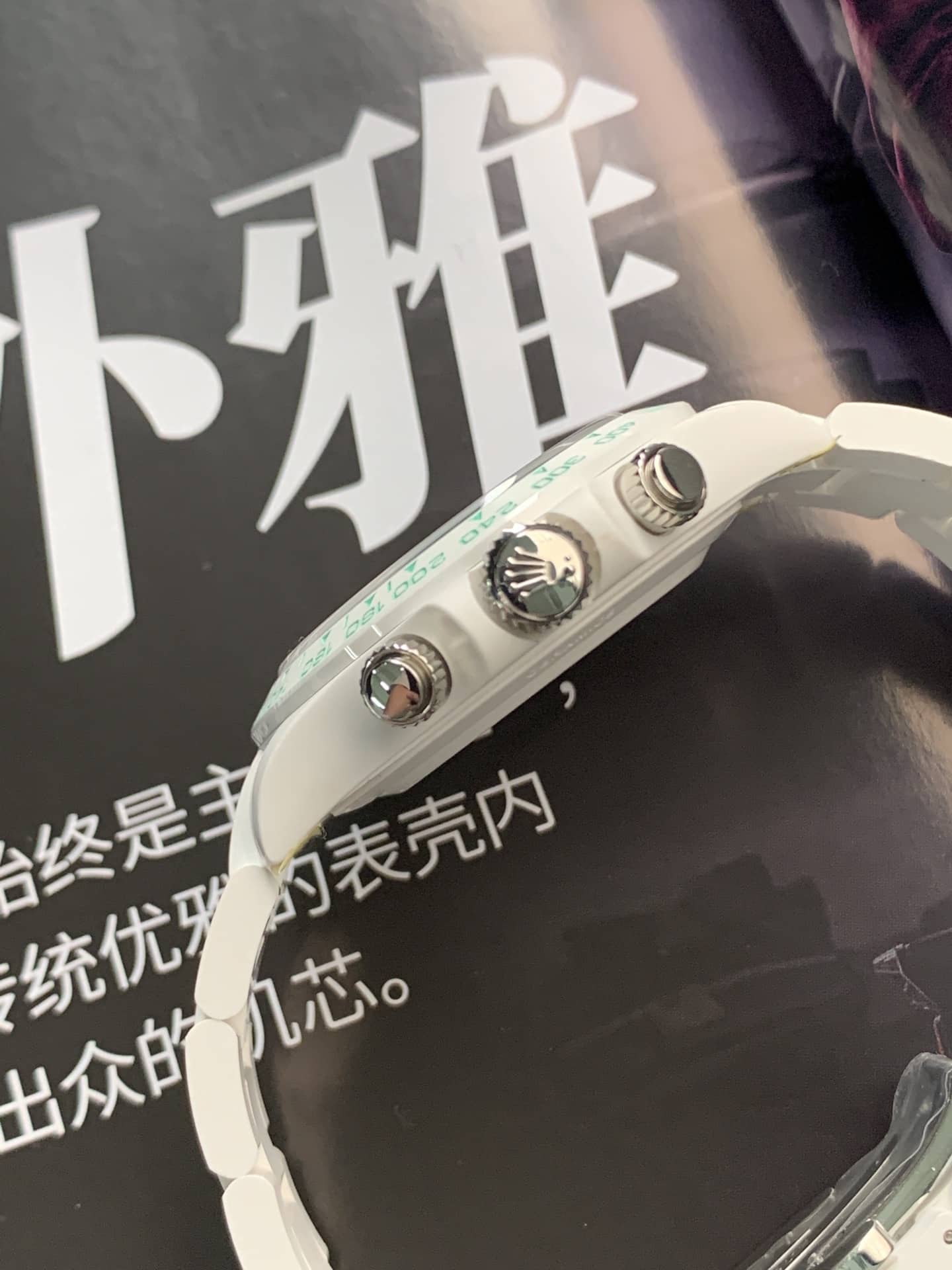 AET厂劳力士男士迪通拿计时一比一顶级复刻手表绿盘陶瓷款侧面实拍图