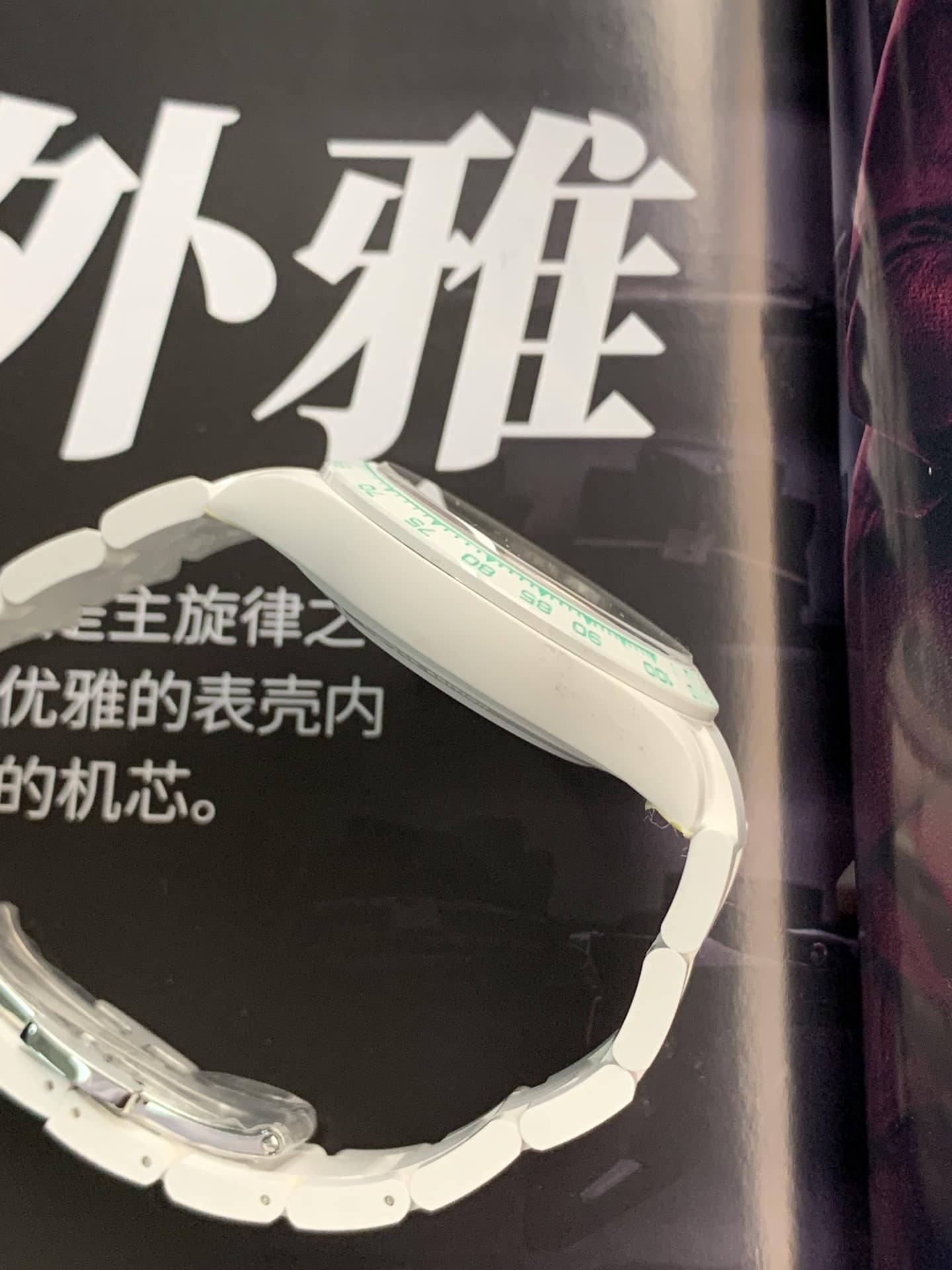 AET厂劳力士男士迪通拿计时一比一顶级复刻手表绿盘陶瓷款侧面实拍图