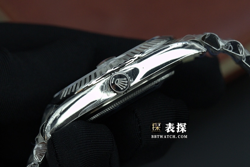 VS日志型劳力士1:1复刻手表夜光绿盘钢带款m126334-0028侧面实拍图