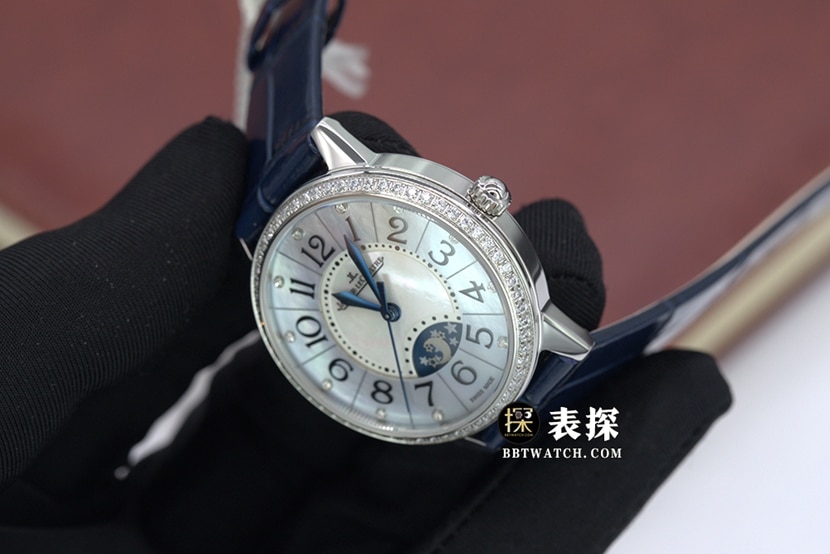 约会积家1:1复刻手表蓝色珍珠母贝盘镶钻圈皮带款侧面实拍图