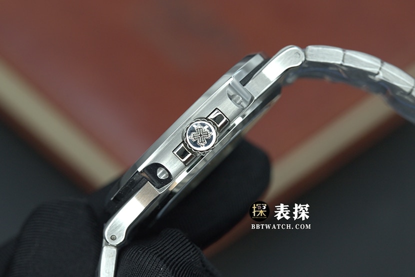 PPF运动优雅百达翡丽1:1复刻手表夜光银白盘钢带款5711/1A-011侧面实拍图