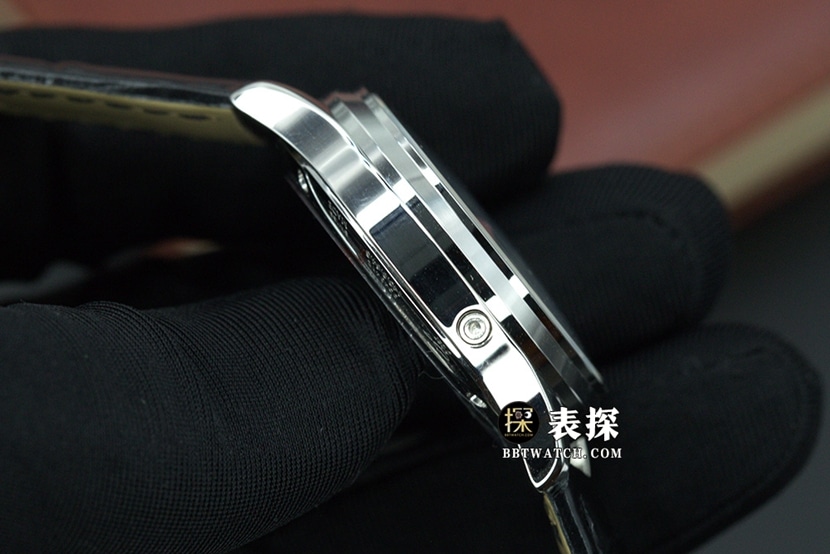 AG大师积家1:1复刻手表银灰盘月相皮带款1258420侧面实拍图