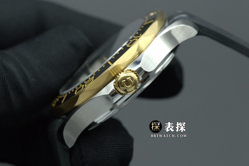 VS厂海马欧米茄1:1复刻手表夜光黑盘波纹图案⁠橡胶款210.22.42.20.01.001侧面实拍图