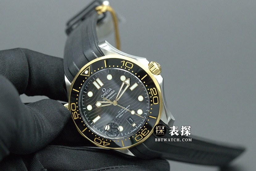 VS厂海马欧米茄1:1复刻手表夜光黑盘波纹图案⁠橡胶款210.22.42.20.01.001正面实拍图