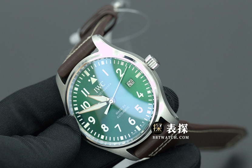M+飞行员万国1:1复刻手表夜光绿盘皮带款IW328205整体实拍图