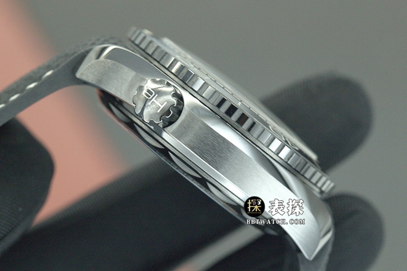 VS厂海马欧米茄1:1复刻手表黑盘橡胶款215.92.46.22.01.001侧面实拍图