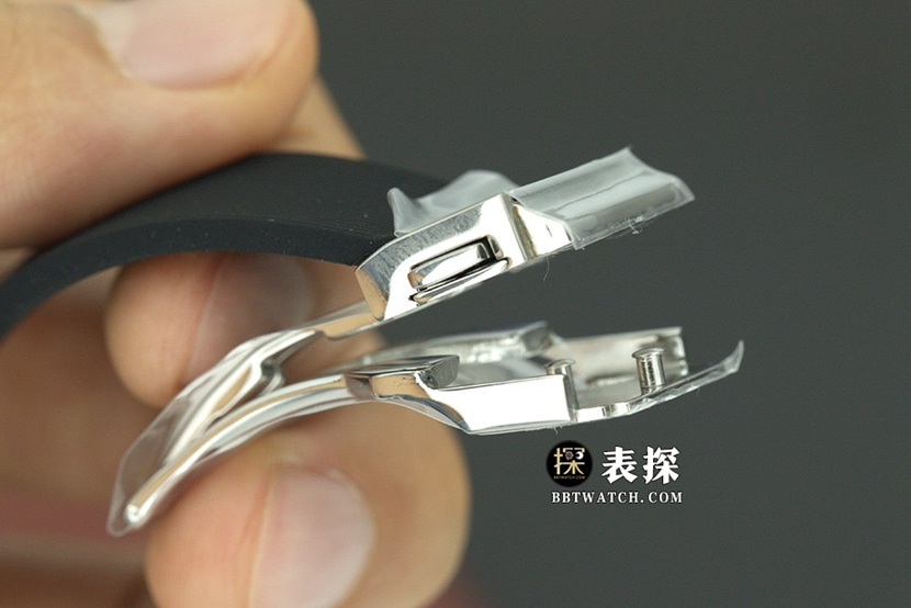 HB厂经典融合宇舶1:1复刻手表黑盘橡胶款565.NX.1171.RX表扣实拍图