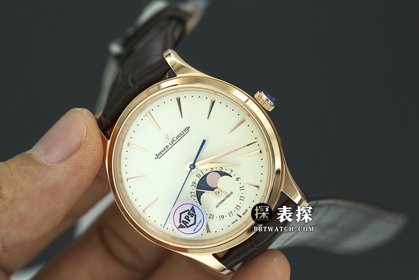APS厂大师积家1:1复刻手表蛋壳黄盘玫瑰金月相皮带款1362511整体实拍图