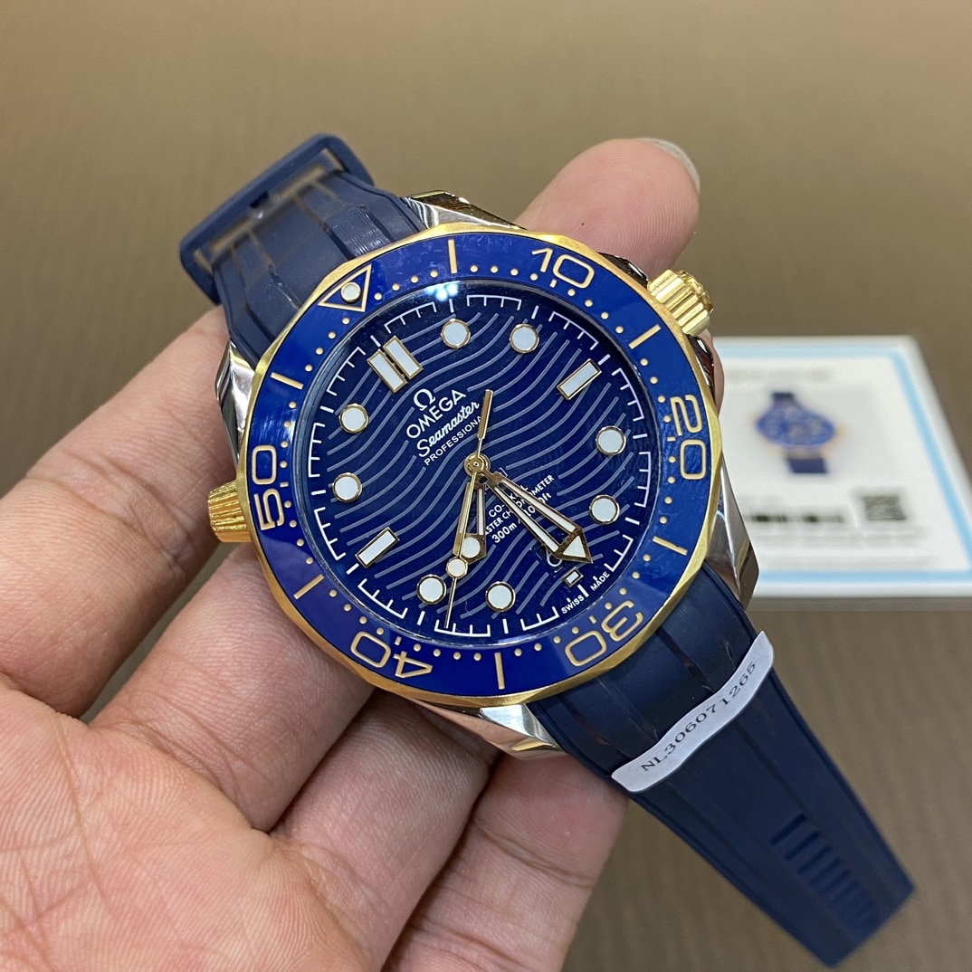 海马欧米茄1:1复刻手表蓝色波纹盘黄金夜光橡胶带正面图