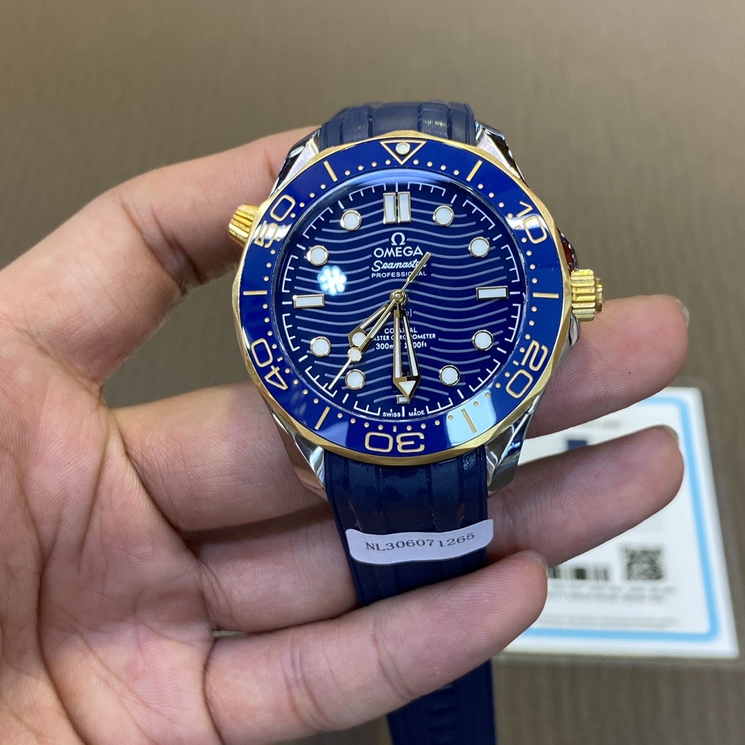 海马欧米茄1:1复刻手表蓝色波纹盘黄金夜光橡胶带正面图