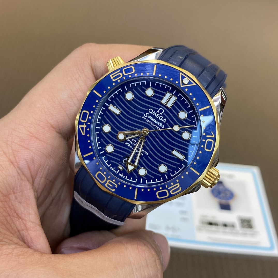 海马欧米茄1:1复刻手表蓝色波纹盘黄金夜光橡胶带正面图