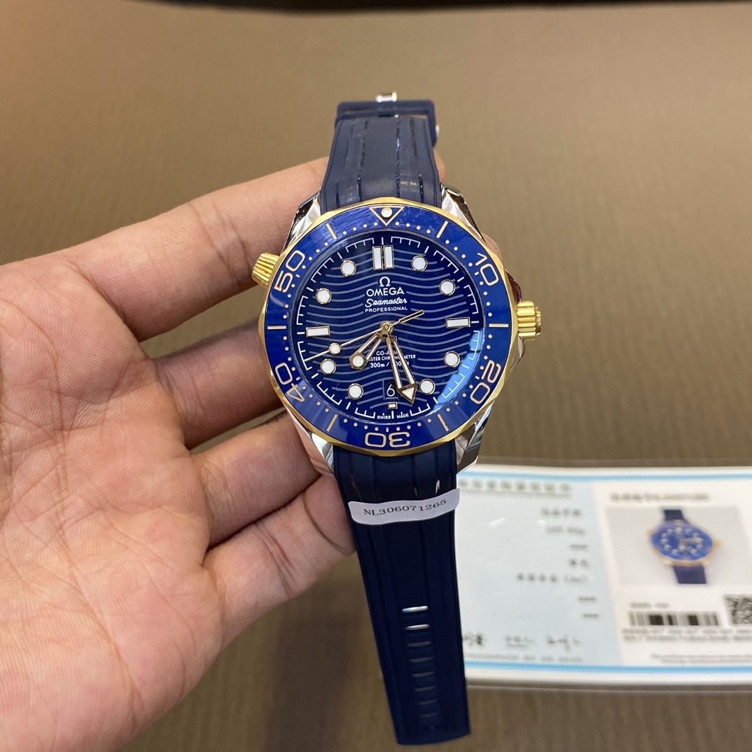 海马欧米茄1:1复刻手表蓝色波纹盘黄金夜光橡胶带正面图