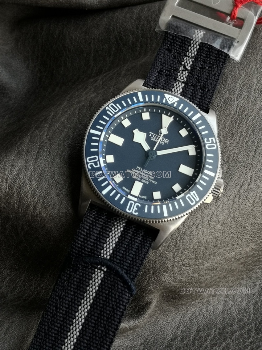 M+厂帝舵领潜型一比一顶级复刻蓝盘M25707B/23-0001正面实拍图