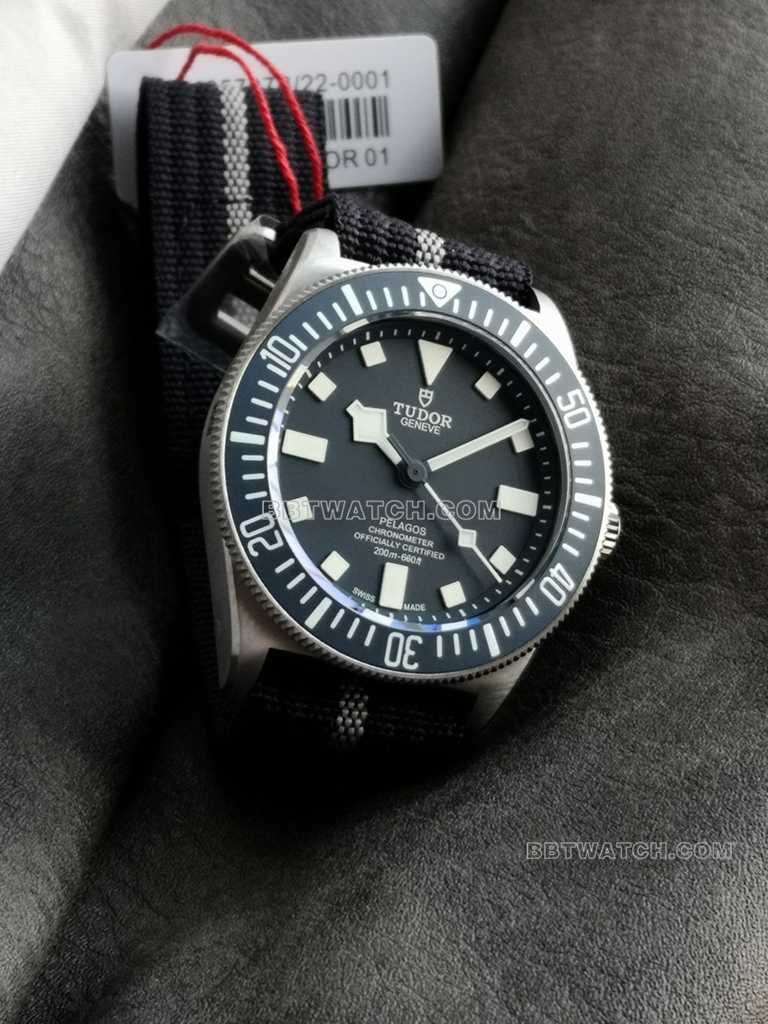 M+厂帝舵领潜型一比一顶级复刻蓝盘M25707B/23-0001正面实拍图