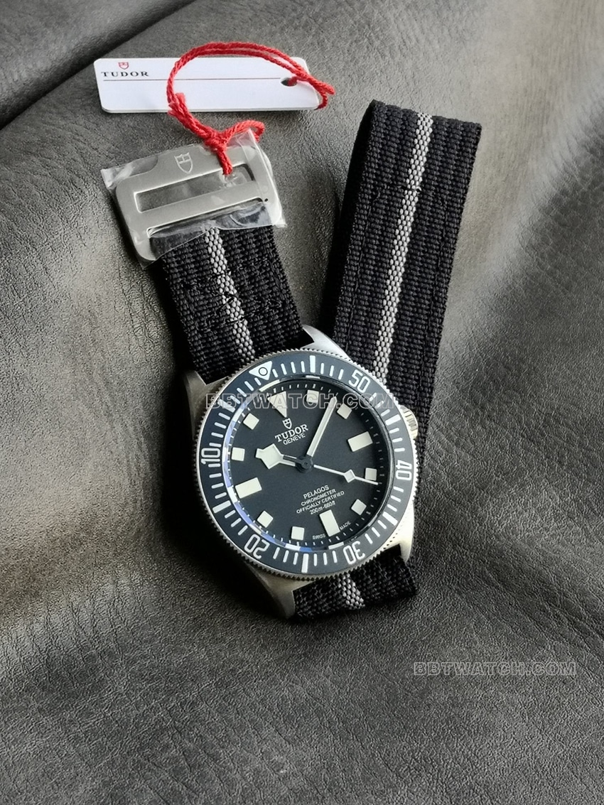 M+厂帝舵领潜型一比一顶级复刻蓝盘M25707B/23-0001正面实拍图