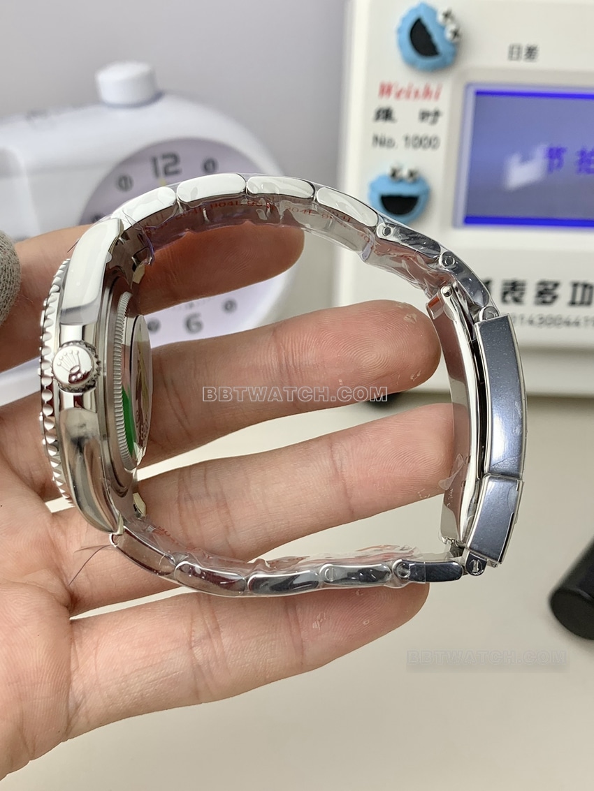 劳力士游艇名仕顶级一比一精仿蓝盘3235钢带款侧面实拍图