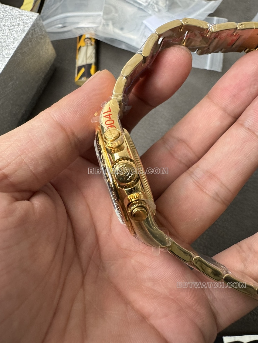 QF厂劳力士迪通拿顶级一比一精仿黑盘黄金钢带款侧面实拍图