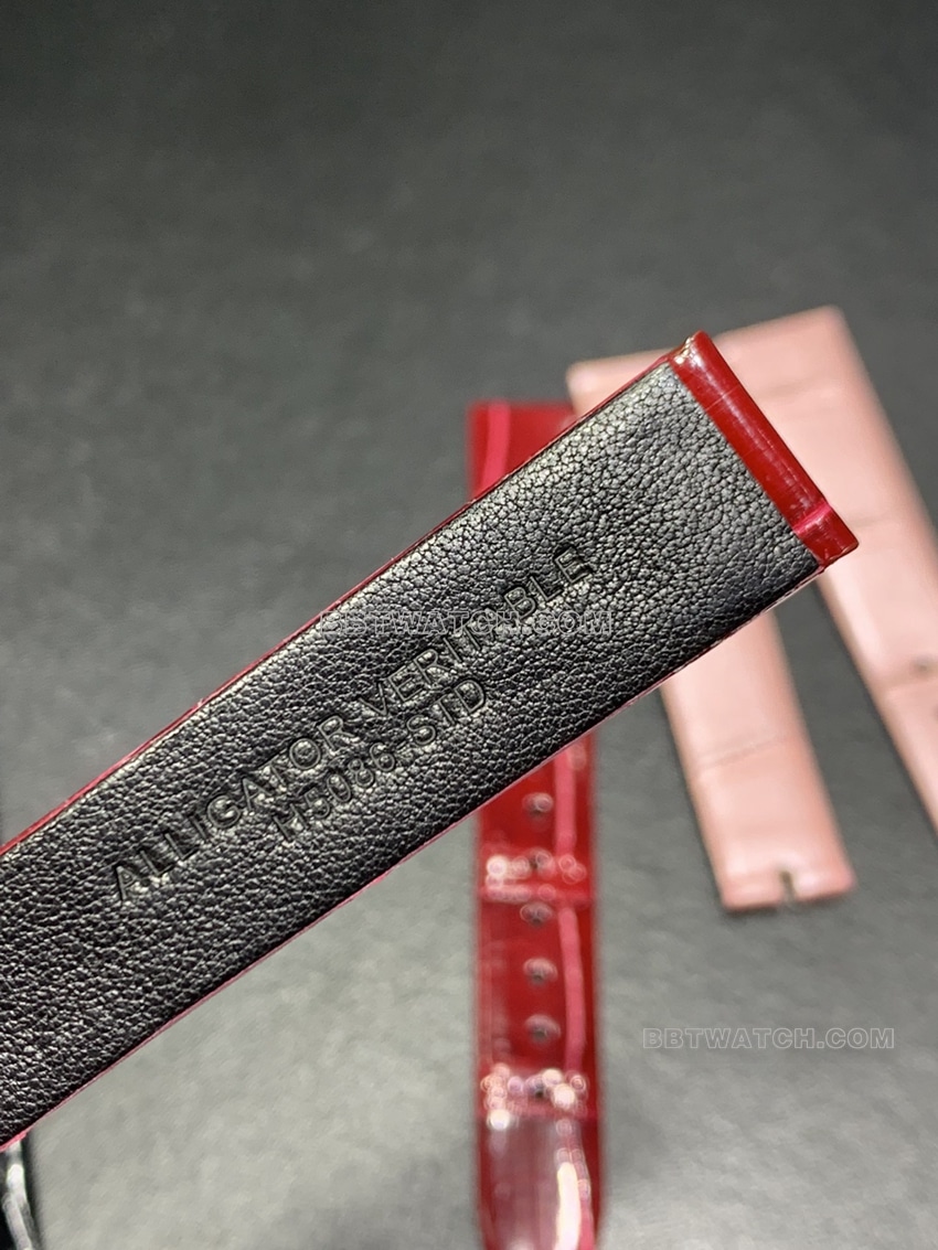 CHANEL BOY-FRIEND H4383 bracelet en cuir crocodile dédié
