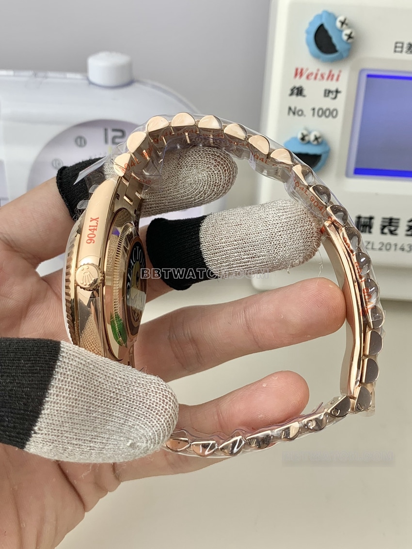 QF厂劳力士星期日历型一比一超A精仿渐变石板灰盘m228235-0055侧面实拍图