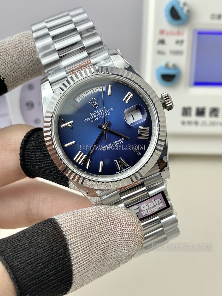 QF厂劳力士星期日历型超A高仿渐变蓝盘m228239-0076正面实拍图