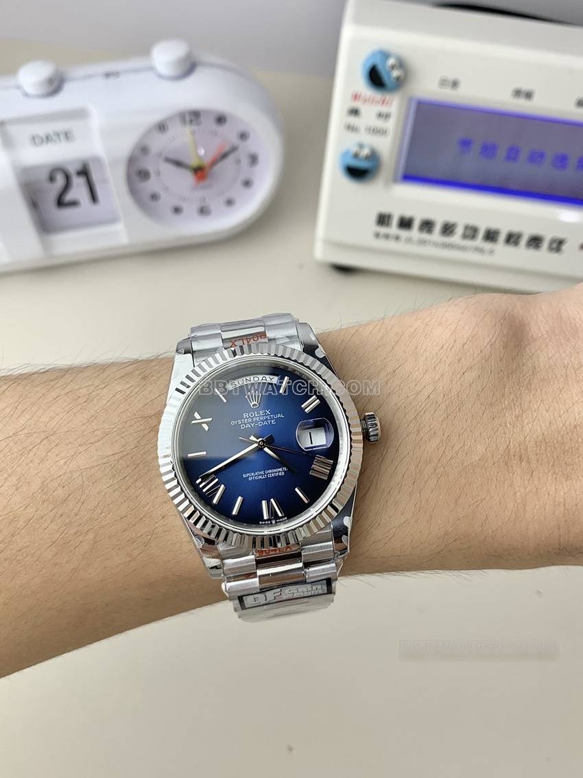 QF厂劳力士星期日历型超A高仿渐变蓝盘m228239-0076佩戴实拍图