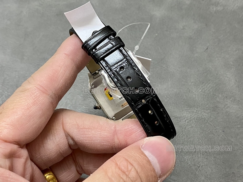 F1厂卡地亚山度士一比一超A精仿银盘玫瑰金圈小号W2SA0012表带实拍图