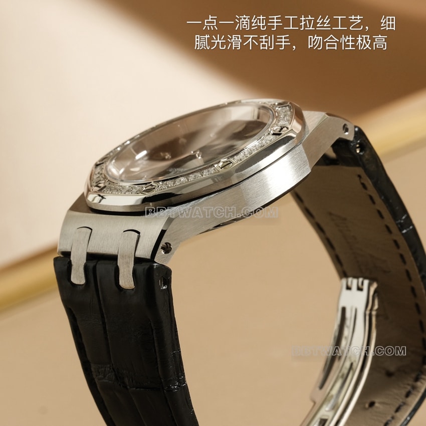 原单爱彼皇家橡树一比一顶级复刻黑盘钻圈67621ST.ZZ.D002CR.01侧面实拍图
