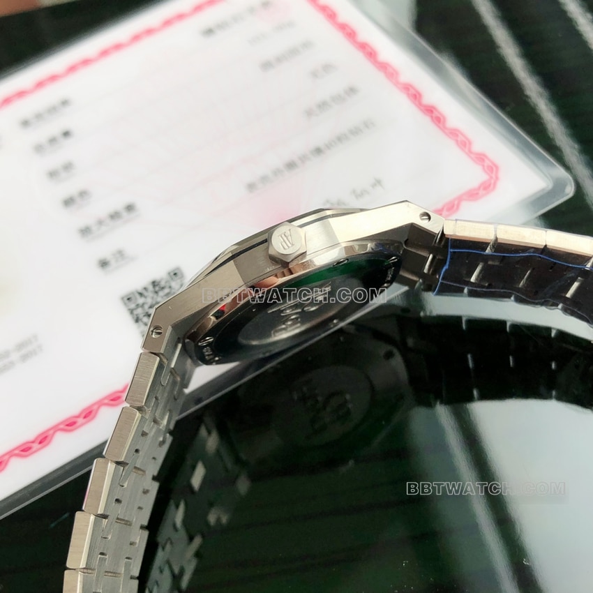 原单爱彼皇家橡树超A高仿银盘钻圈67651ST.ZZ.1261ST.01侧面实拍图