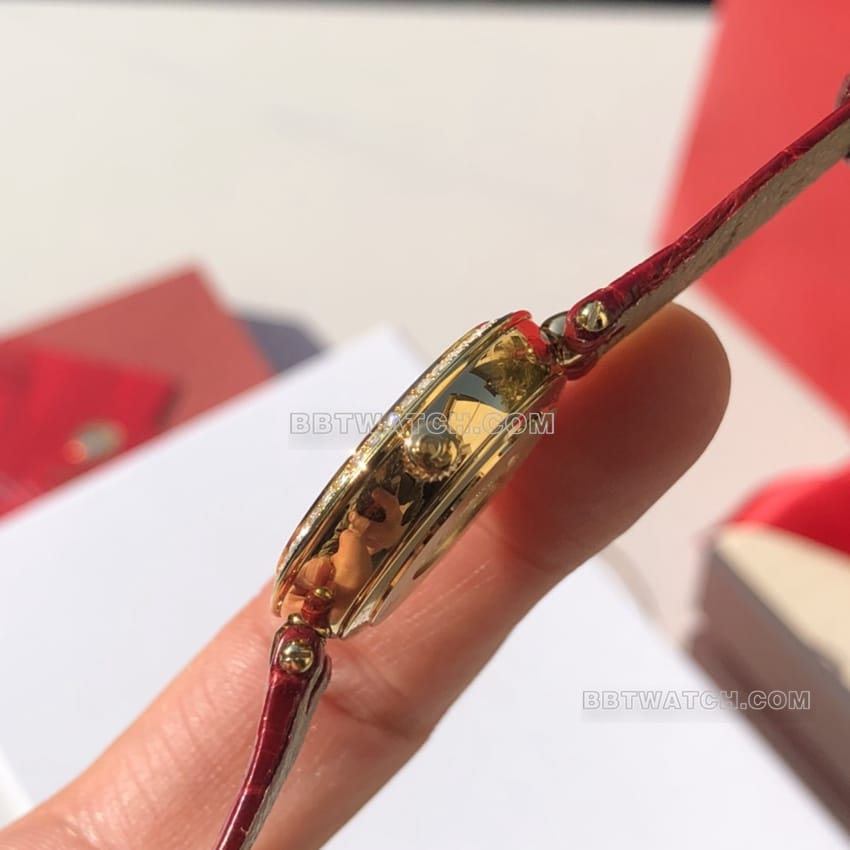 原单欧米茄碟飞顶级复刻白色珍珠母贝表盘镶钻圈皮带款侧面实拍图