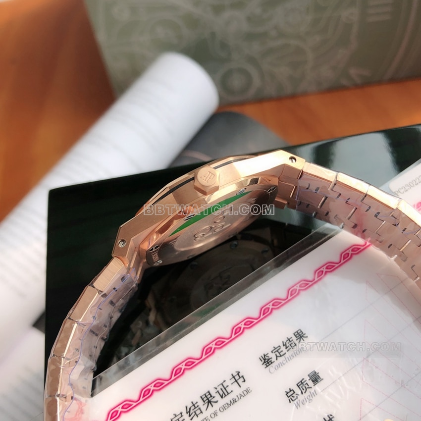 原单爱彼皇家橡树顶级复刻银白盘钻圈玫瑰金67651SR.ZZ.1261SR.01侧面实拍图