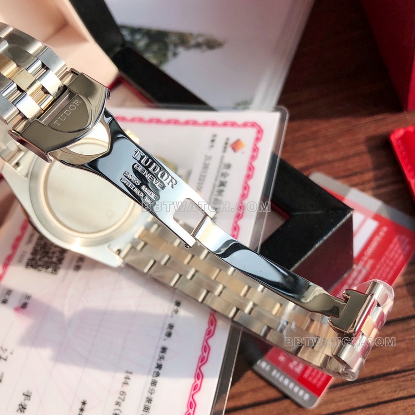 原单帝舵骏珏顶级一比一精仿黑盘间金钢带款M56003-0008表扣实拍图