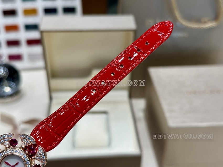 宝格丽顶级复刻白色珍珠母贝表盘红色款103754表带实拍图