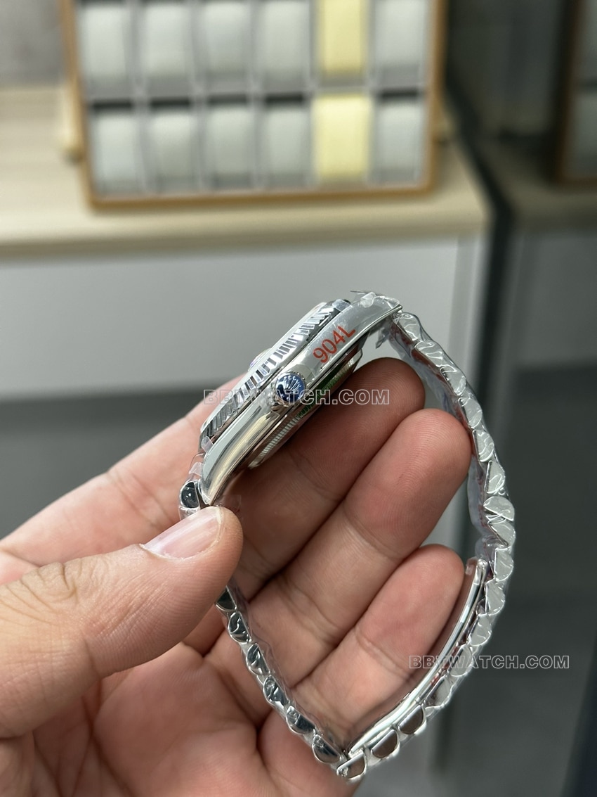 GM厂劳力士星期日历型顶级一比一高仿冰蓝盘m228236-0018侧面实拍图
