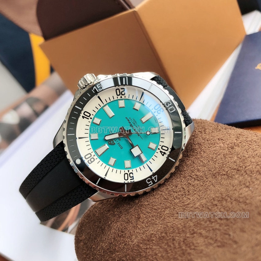 原单百年灵超级海洋顶级一比一高仿蓝盘橡胶款A17376211L2S1正面实拍图