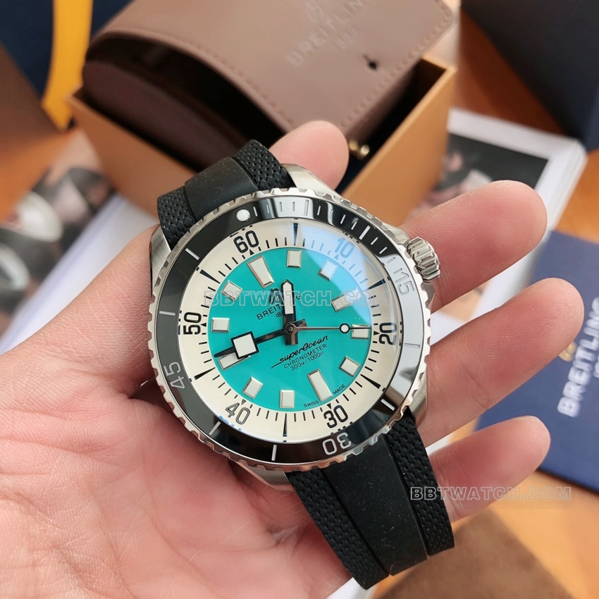 原单百年灵超级海洋顶级一比一高仿蓝盘橡胶款A17376211L2S1正面实拍图